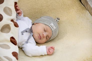 Babymütze grau-natur gestreift aus Wolle Seide mit Bindband von Pickapooh